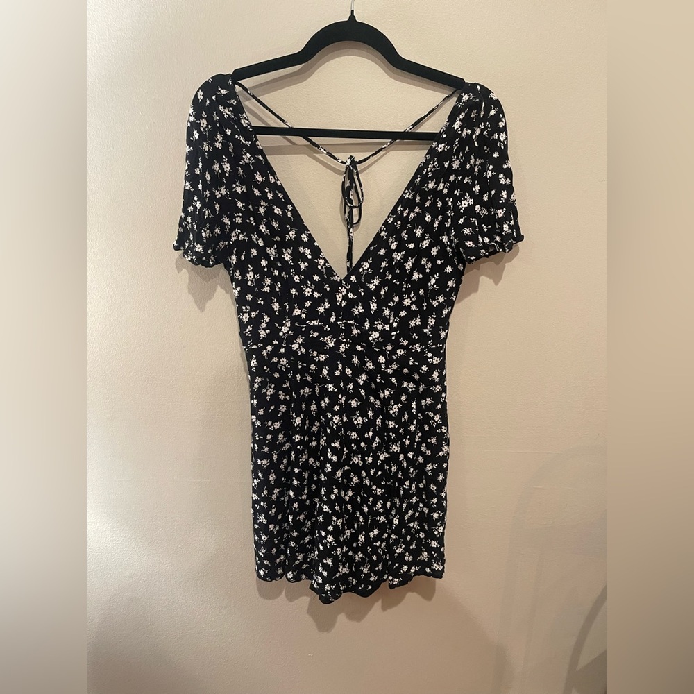 FOREVER 21 Black Floral V-Neck Dress